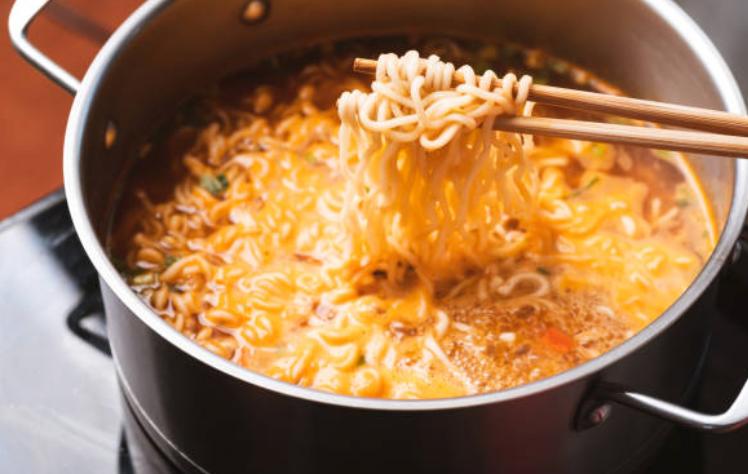 《方便速食行业线上消费趋势洞察》：方便速食人群以女性为主？