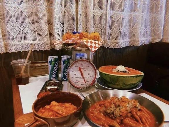 潮流餐饮品牌靠什么“攻陷”年轻消费者？从3个角度分析案例